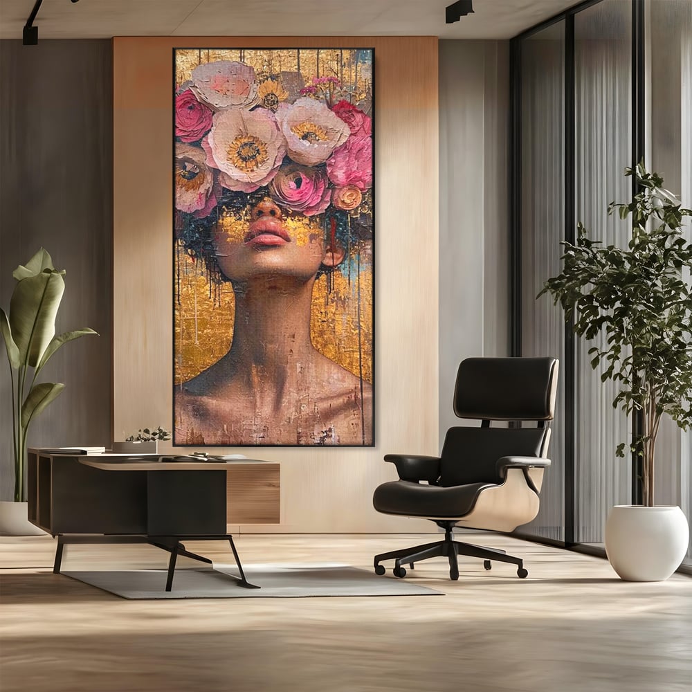 Tablou canvas cu tablou canvas cu portret artistic si flori, in rama de aluminiu negru, pe perete intr-un birou